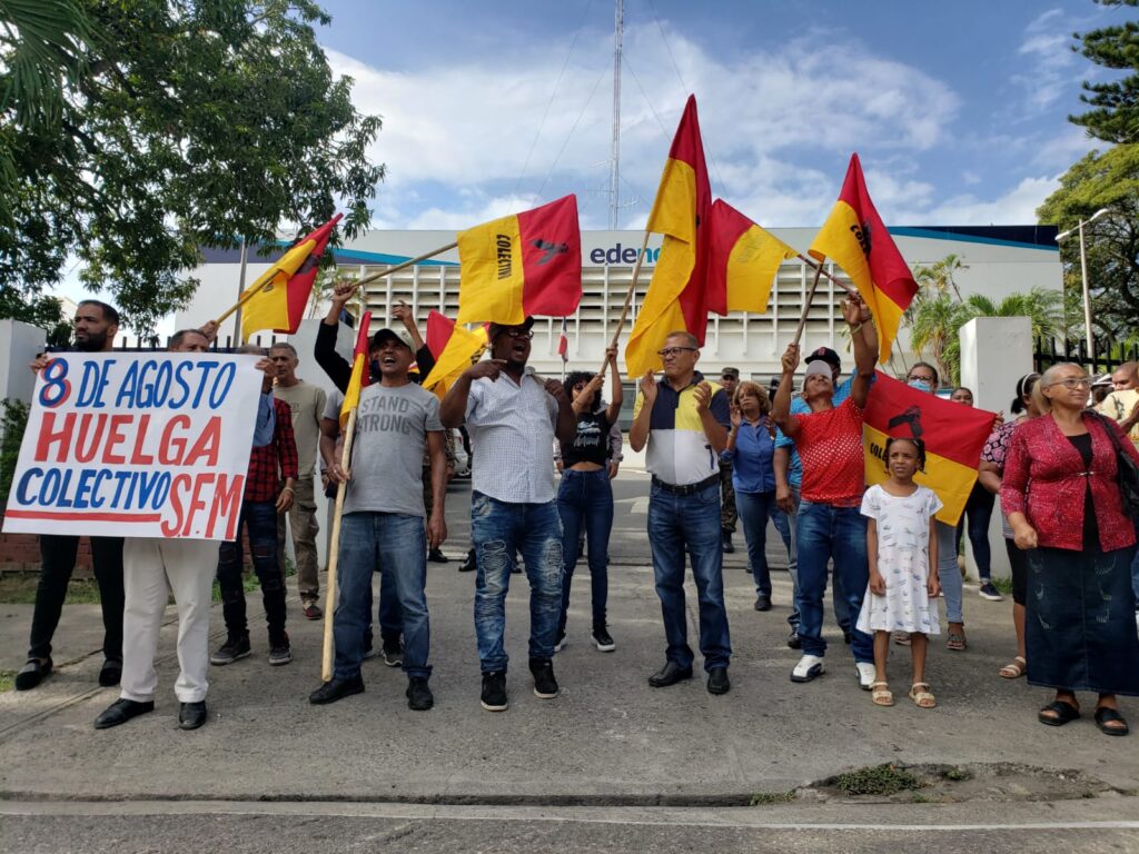 Protest in Santiago against electricity and food rate hikes