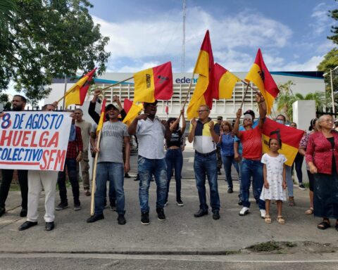 Protest in Santiago against electricity and food rate hikes