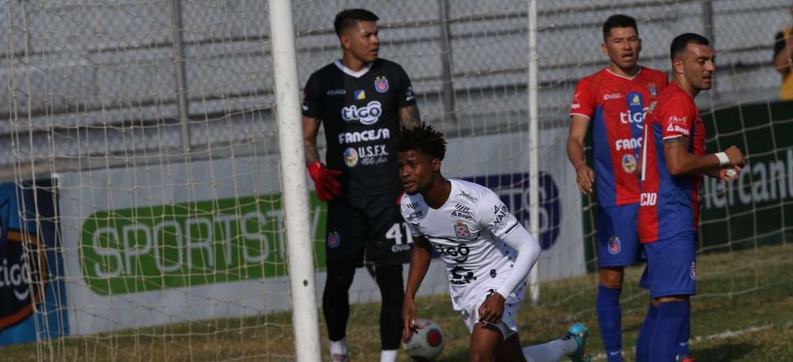 Real Santa Cruz-Universitario (3-0): treble by an implacable Romero