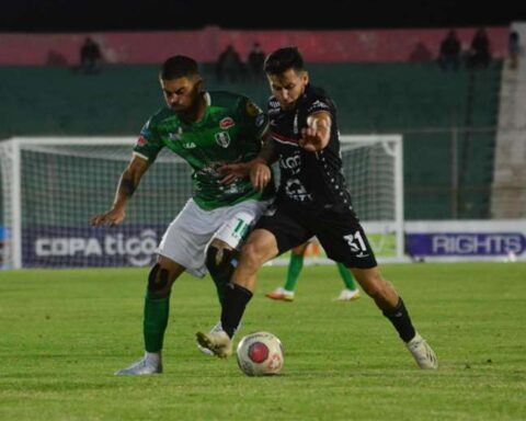 Real Santa Cruz remontó en Tarija y derrotó 1-2 a Real Tomayapo