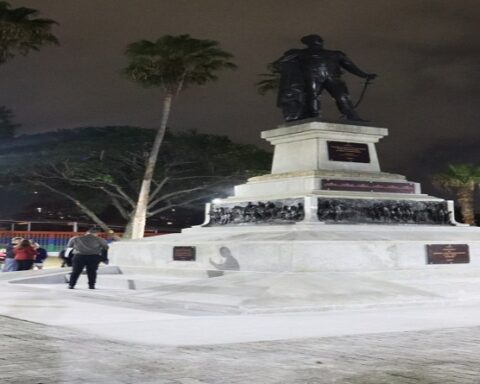 Inspeccionan trabajos de rehabilitación de la plaza San Martín en Caracas