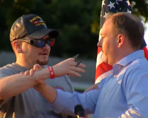 El momento en que el republicano Lee Zeldin es atacado por Jakubonis.