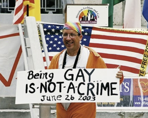 Activista LGBTQ celebrando el fallo Lawrence vs. Texas. Foto: Homoglobia.