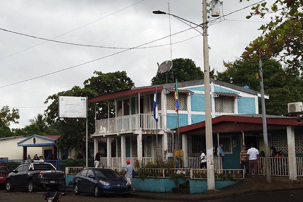 Riot Police Besiege Opposition Mayor's Office in Santa María de Pantasma