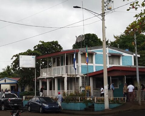 Riot Police Besiege Opposition Mayor's Office in Santa María de Pantasma
