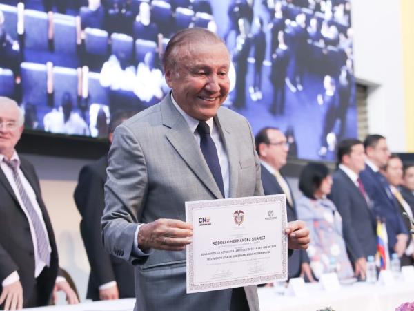 Rodolfo Hernández received his senator's credential