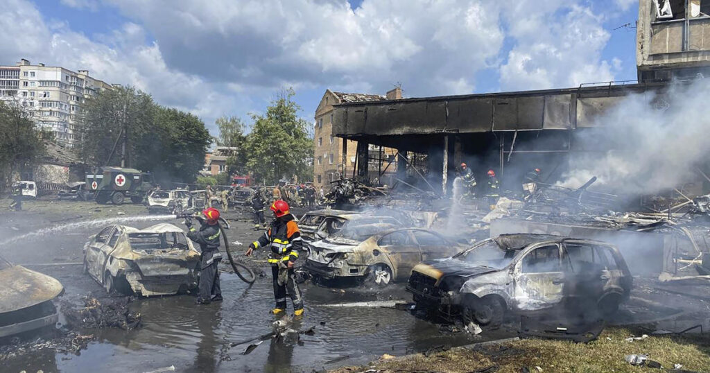 En esta foto proporcionada por el Servicio de Emergencia de Ucrania, los bomberos trabajan para extinguir el fuego en un edificio dañado por los bombardeos en Vinnytsia, Ucrania, este 14 de julio. Foto: AP / Pool.