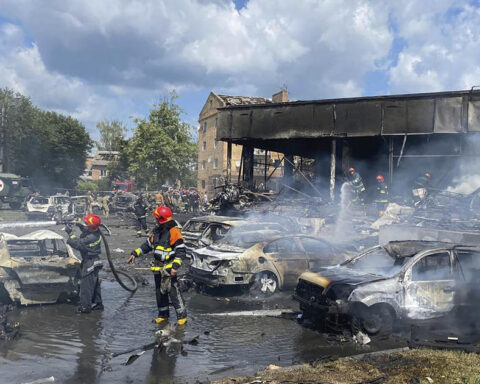 En esta foto proporcionada por el Servicio de Emergencia de Ucrania, los bomberos trabajan para extinguir el fuego en un edificio dañado por los bombardeos en Vinnytsia, Ucrania, este 14 de julio. Foto: AP / Pool.