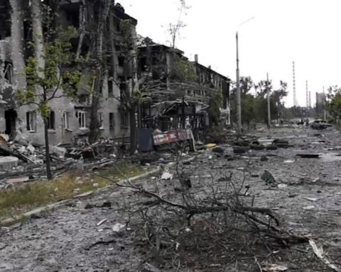 Edificios residenciales dañados en Lisichansk, región de Lugansk, Ucrania, la madrugada del domingo 3 de julio de 2022. Foto: AP.