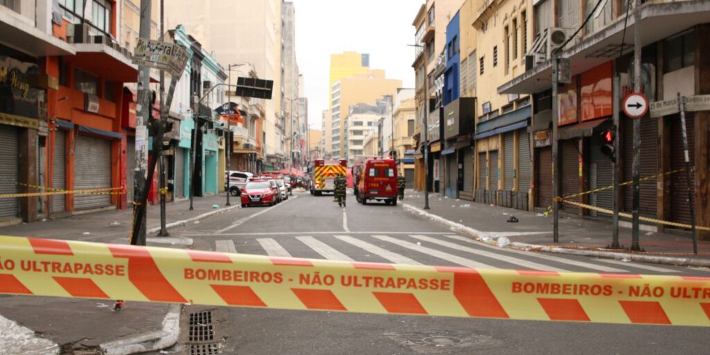 SP: building hit by fire in the 25 de Março region could collapse