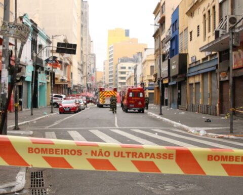 SP: building hit by fire in the 25 de Março region could collapse