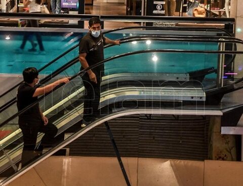 Sales in supermarkets fell 0.6% while in shopping malls they grew 284%