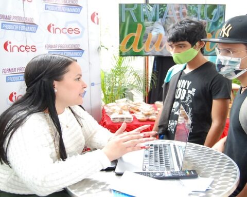 Liceos participan en Feria de Oportunidades del Inces﻿ en Caracas