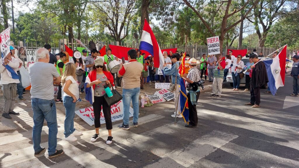 "She represents the girlfriend of the mafia," say citizens who demonstrate against Sandra Quiñónez