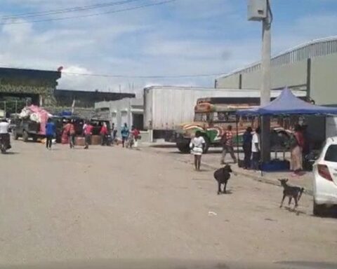 It was reported that the shooting occurred after a dispute over the positions between established merchants for some time, and a group of new businessmen who wanted to occupy the positions.