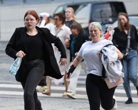 Personas huyendo del centro comercial en Dinamarca. Foto: AFP