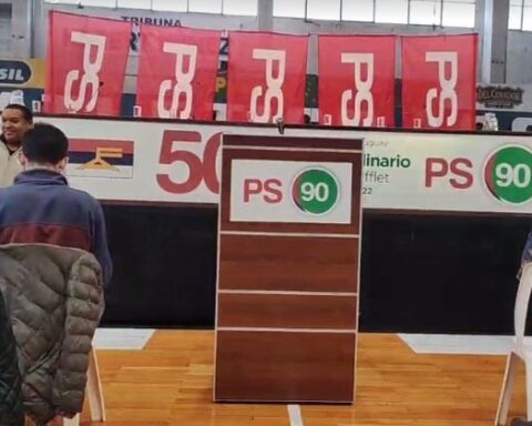 Socialists present 20 proposals “for a decent life”