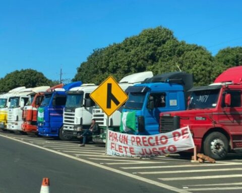 Some 5,000 truckers join the first day of strike