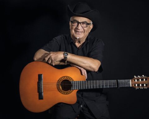 El músico cubano Elíades Ochoa, que esta noche actúa en Cartagena en el festival La Mar de Músicas, ha dicho que la ciudad le recuerda mucho a La Habana por su arquitectura y que sus lomas le transportan a su natal Santiago de CubaFoto: RANDYB /Elíades Ochoa/Efe.