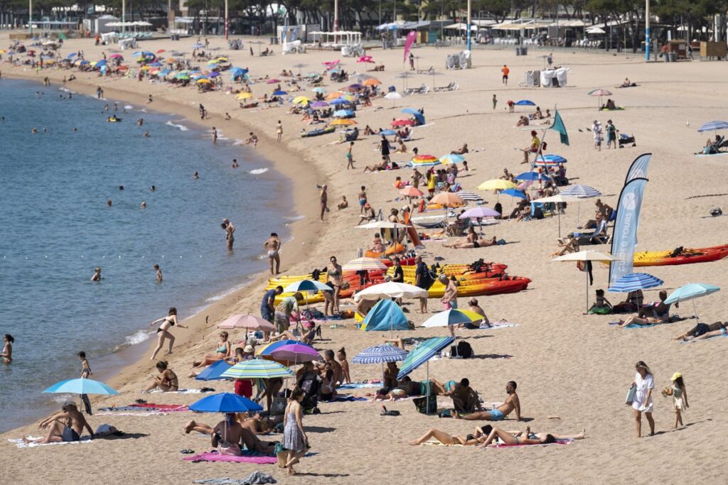 Vista de la playa de Platja d'Aro (Girona) en el inicio de la temporada de verano 2022 en Cataluña. Foto: David Borrat / EFE.