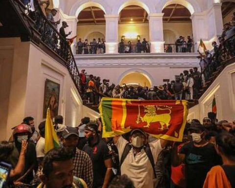 Sri Lanka: miles de manifestantes toman el palacio presidencial y fuerzan a huir al primer ministro