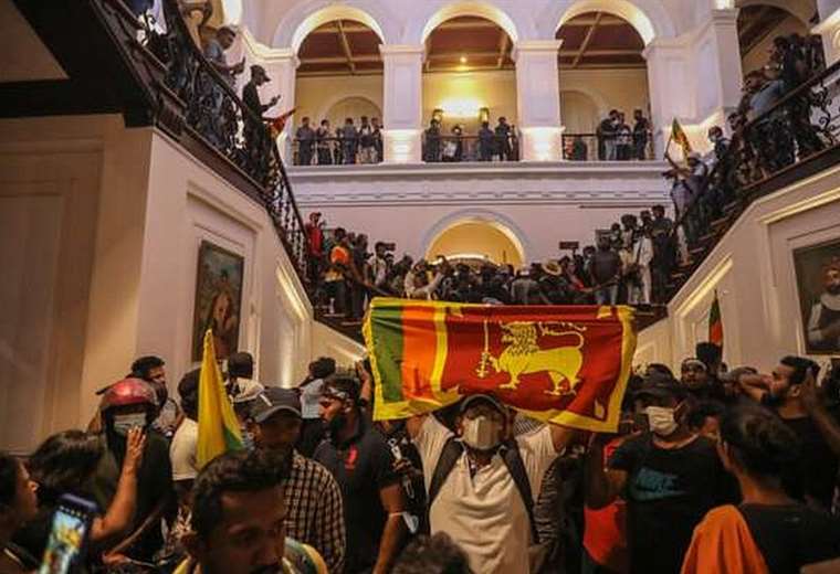 Sri Lanka: miles de manifestantes toman el palacio presidencial y fuerzan a huir al primer ministro