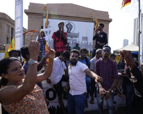 Decenas de manifestantes bailan gritando consignas contra el presidente Gotabaya Rajapaksa frente a su oficina en Colombo, Sri Lanka, el miércoles.
