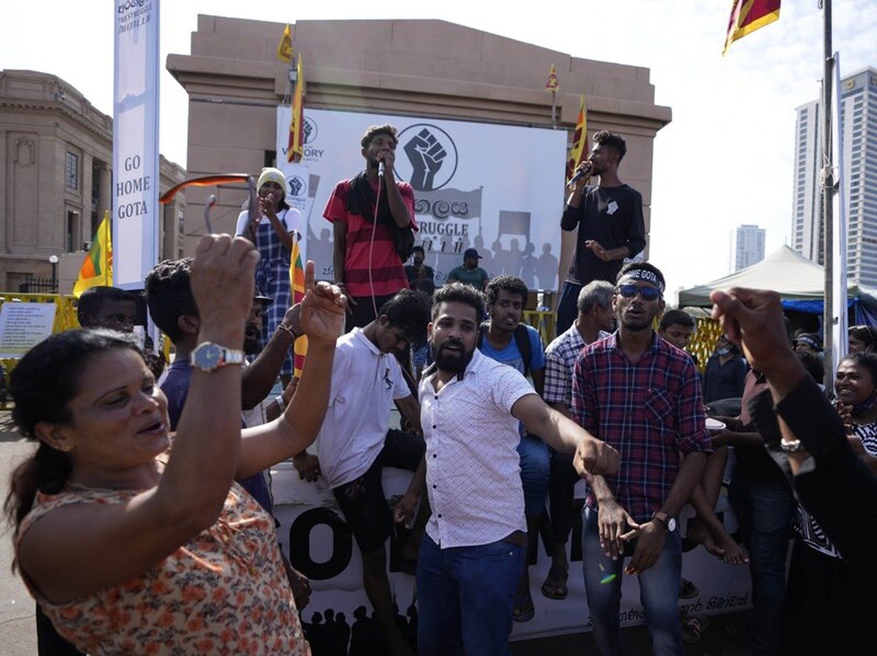 Decenas de manifestantes bailan gritando consignas contra el presidente Gotabaya Rajapaksa frente a su oficina en Colombo, Sri Lanka, el miércoles.
