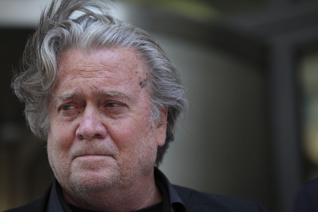 Steve Bannon habla con la prensa frente al tribunal que lo juzga por desacato.