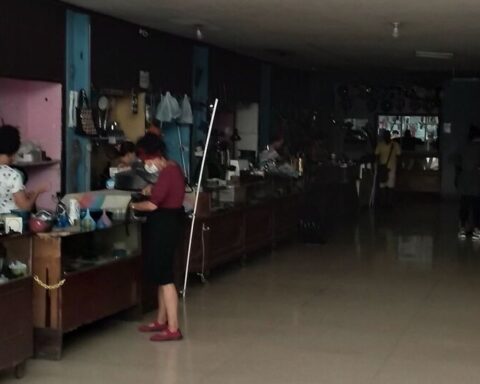 Stores leased to self-employed workers work without electricity in Havana