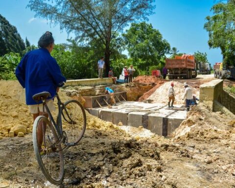 Trabajos de rehabilitación en la carretera que une a Holguín y Moa, en el oriente de Cuba, luego de que un fallo estructural en una alcantarilla interrumpiera el tránsito en esa vía. Foto: Juan Pablo Carreras / ACN.