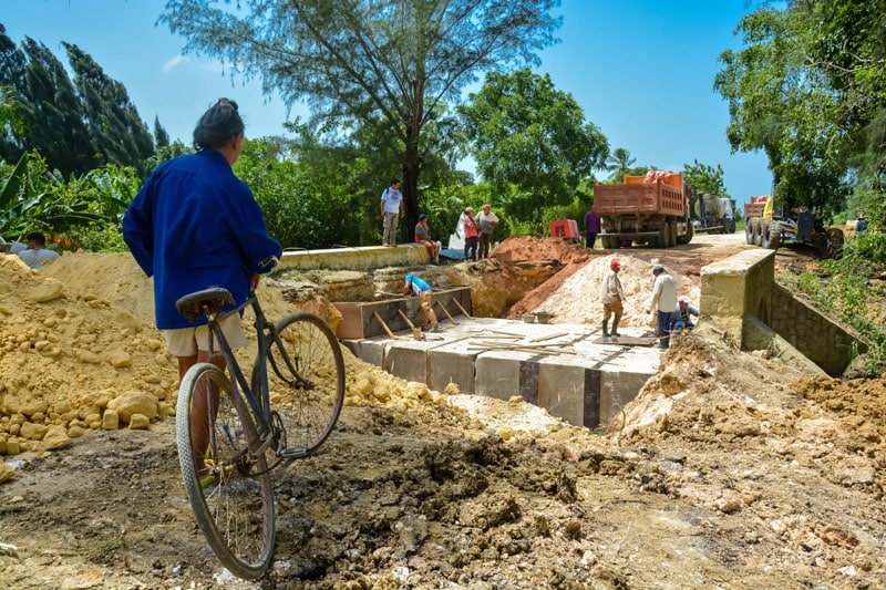 Trabajos de rehabilitación en la carretera que une a Holguín y Moa, en el oriente de Cuba, luego de que un fallo estructural en una alcantarilla interrumpiera el tránsito en esa vía. Foto: Juan Pablo Carreras / ACN.