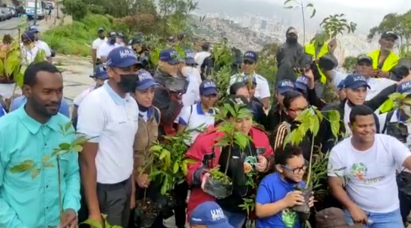 Students place 700 plants in the Sucre parish of Caracas
