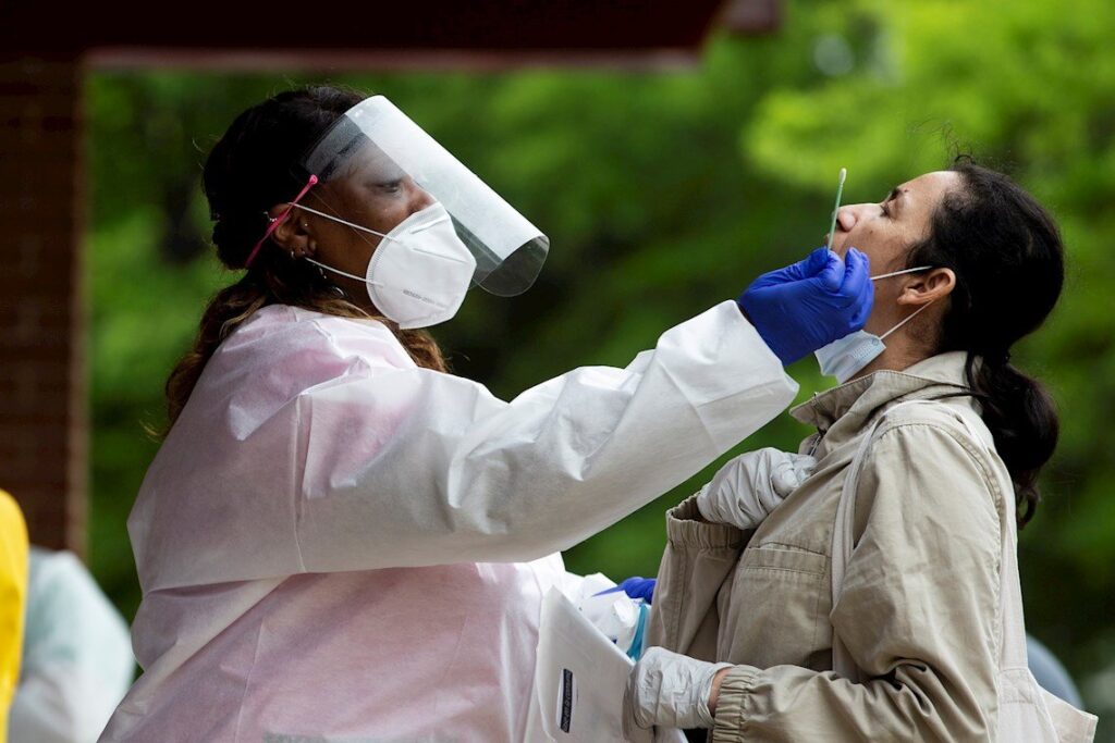 Toma de una muestra para la detección del coronavirus SARS-CoV-2. Foto: Michael Reynolds / EFE / Archivo.