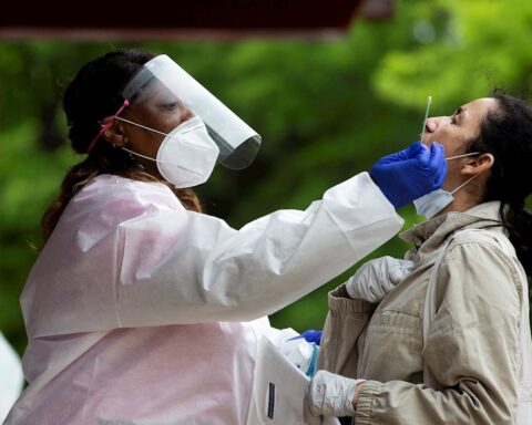Toma de una muestra para la detección del coronavirus SARS-CoV-2. Foto: Michael Reynolds / EFE / Archivo.