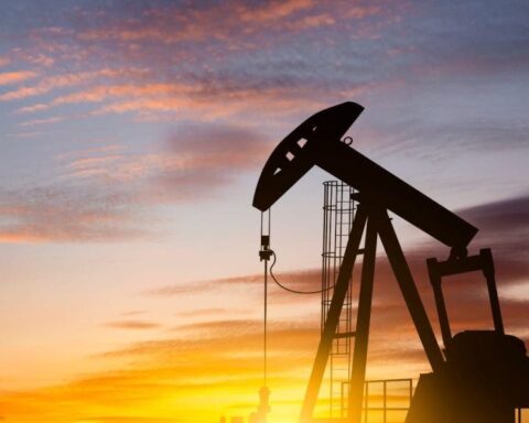 Petróleo de Texas baja un 8,2% y cierra por debajo de 100 dólares el barril