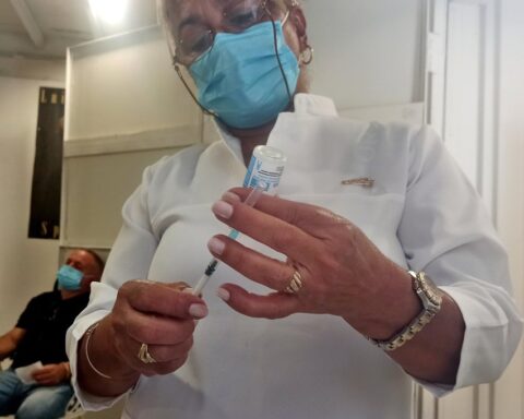 Fotografía de archivo que muestra a una enfermera mientras prepara una dosis de la vacuna Abdala contra la COVID-19, en La Habana. Foto: Ernesto Mastrascusa / EFE / Archivo.