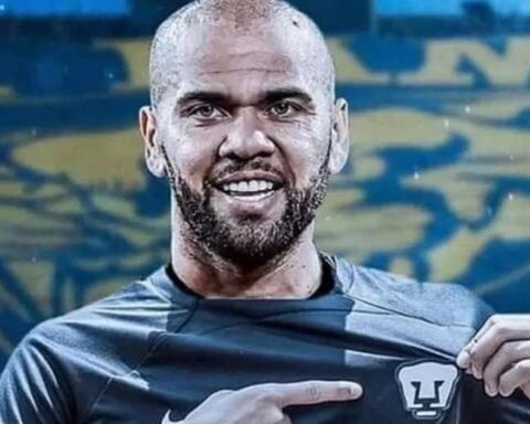 The Brazilian Dani Alves signed a contract with the Pumas of Mexico