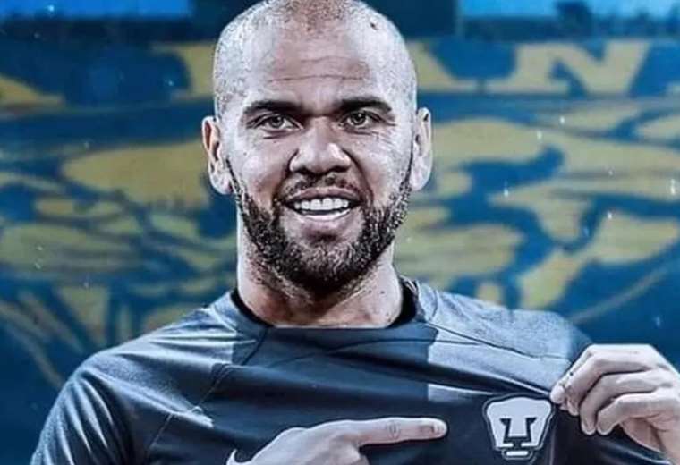 The Brazilian Dani Alves signed a contract with the Pumas of Mexico