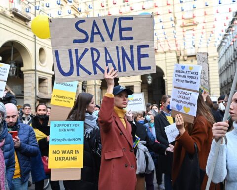 Manifestación contra la invasión rusa a Ucrania en una plaza de Turín, Italia. Foto: Alessandro Di Marco/EFE.