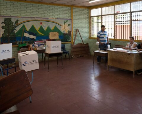 The FSLN is guaranteed free access to “paint” the 153 municipalities of the country red and black