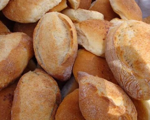 The Government asks the bakers of Santa Cruz to prepare 'battle bread' as a condition to support the sector