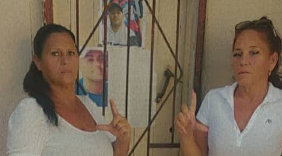 The Police arrest the mother of a 11J prisoner: "You can't wear white today"