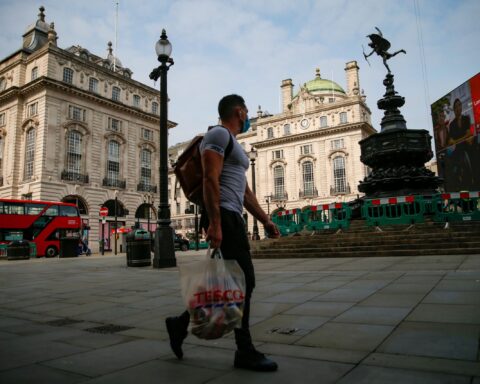 The United Kingdom anticipates a new rise in hospitalizations for covid-19