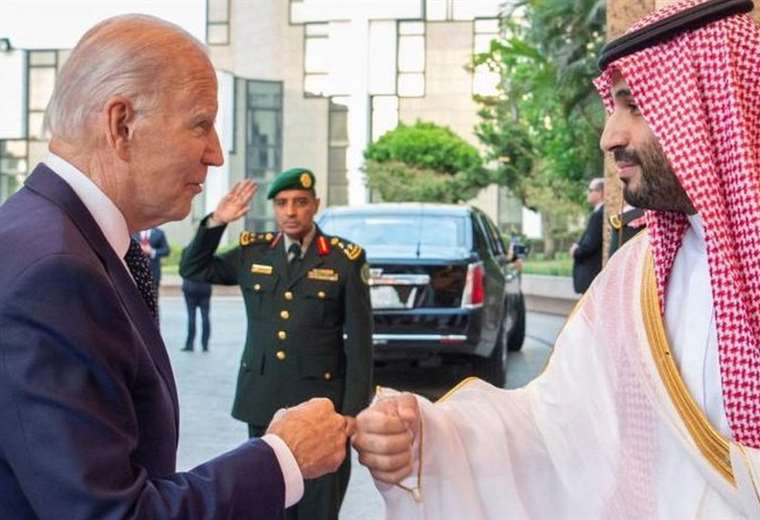 La polémica fotografía que define la visita de Biden a Arabia Saudita