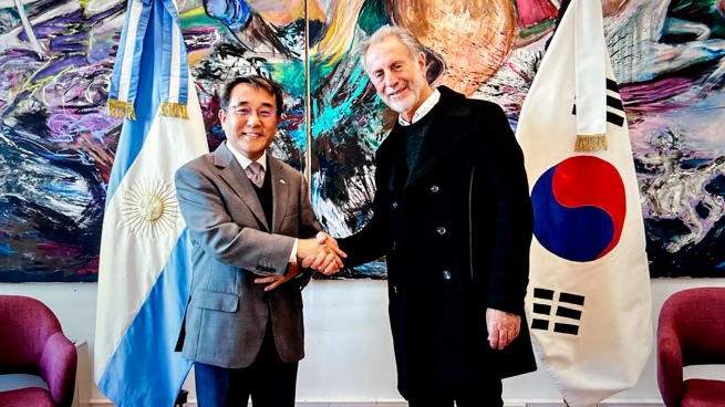 The deputy chief of staff received the Korean ambassador at Casa Rosada