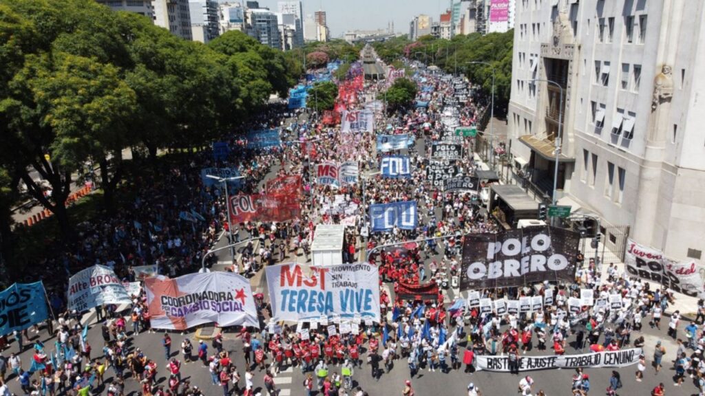 The massive march of picketers advances demanding the increase in the minimum wage