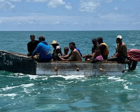 Balseros cubanos interceptados por la Guardia Costera de EEUU. Foto: Guardia Costera / Twitter.