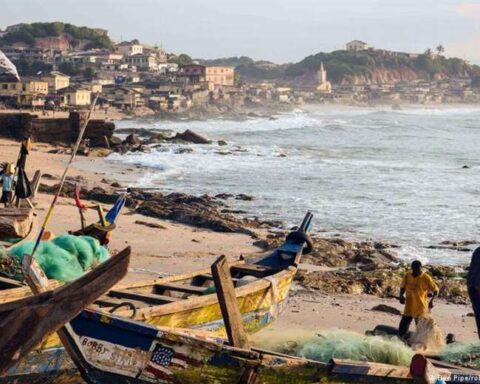 La subida del mar inunda pueblos en África