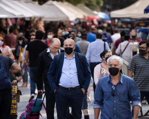 Transeúntes caminan por una calle del centro de Santiago de Chile, en una fotografía de archivo. Foto: Alberto Valdés / EFE / Archivo.
